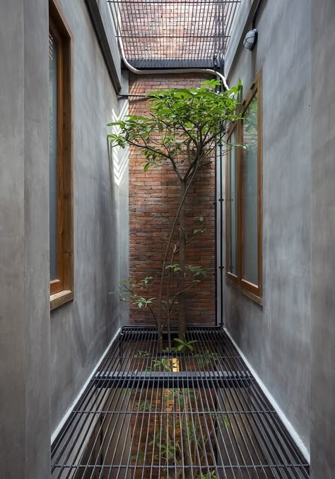 Boaco, Industrial House Exterior, Narrow House Designs, Compact House, Courtyard Design, Boarding House, Narrow House, Brick Architecture, Concrete House