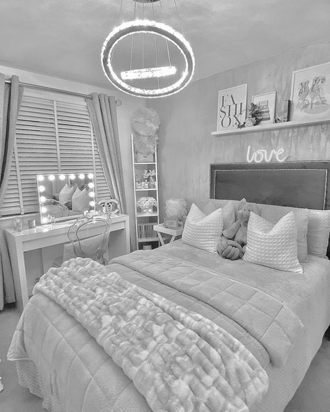 Sliver Gray White Bedroom, Silver Bed With Pink, Pink And Silver Teen Bedroom, Aesthetic Room Pink And Grey, Gray Room Ideas, Grey And Pink Bedroom Ideas, Grey And White Bedroom Ideas, Bedroom Inspiration Grey, White And Silver Bedroom