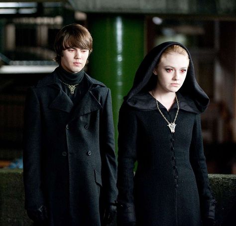 Cameron Bright and Dakota Fanning as Alec and Jane from the Volturi. Jane Volturi, Alec Volturi, Cameron Bright, Twilight Poster, The Twilight Saga Eclipse, Xavier Samuel, Billy Burke, Twilight Saga New Moon, Twilight Saga Series