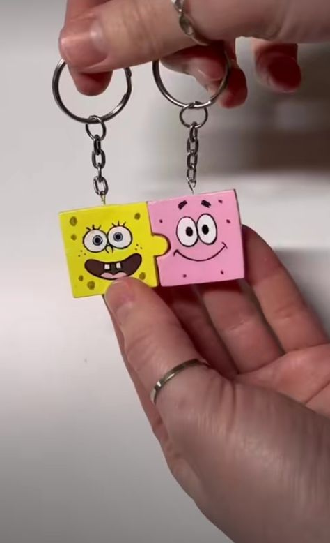 Crafts for girlfriends/boyfriends with SpongeBob 🧽 and Patrick ⭐ Diy Spongebob Gifts Ideas, Clay Crafts For Boyfriend Cute Ideas, Clay Keychain For Boyfriend, Spongebob Themed Gifts, Spongebob Clay Ideas, Clay Gift For Boyfriend, Clay Gift Ideas For Boyfriend, Spongebob Gift Ideas, Clay Art For Boyfriend