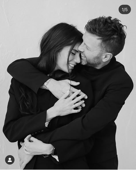 Couples Studio Photoshoot Ideas, Couple Photoshoot Ideas Studio, Couples Travel Aesthetic, Reference Couple Drawing, Studio Couple Photoshoot Ideas, Couple Portraits Studio, Drawing Reference Couple, Engagement Studio Photo, Aesthetic Couple Poses