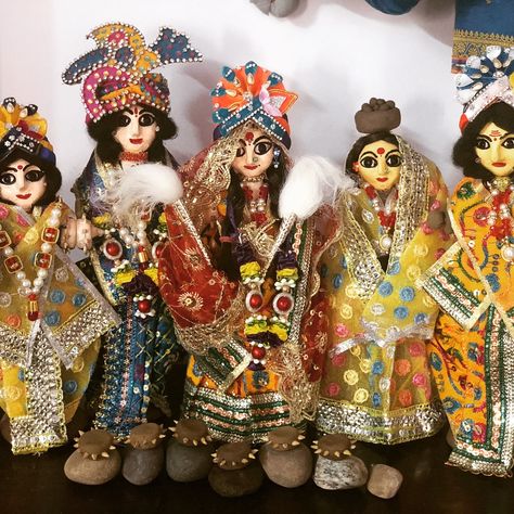 Gangore Festival, Happy Gangaur, Blouse Neck Designs, Handmade Clay, Mural Art, Festival Decorations, Neck Designs, Puppets, Festival Captain Hat