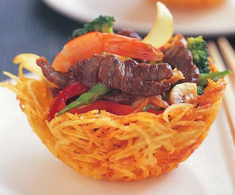 Potato baskets with combination stir-fry Potato Nests Appetizers, Potato Nest, Potato Basket, Design Cibo, Beef Rump, Recipes Chinese, Chicken Breast Fillet, Chinese Dessert, Fried Beef