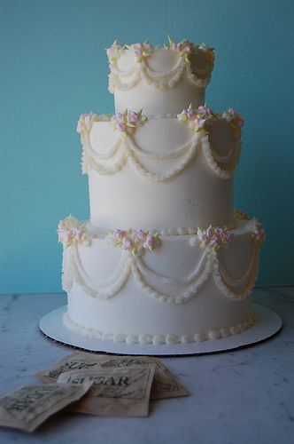 Wilton Wedding Cakes Vintage, Vintage Inspired Wedding Cake, Peruvian Wedding, Victorian Wedding Cakes, Bolo Vintage, 25th Birthday Cakes, Dream Wedding Cake, Classic Wedding Cake, Wedding Reception Flowers