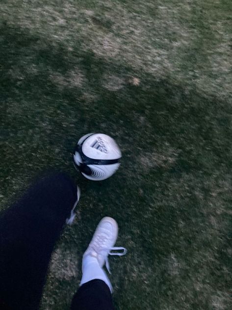 Girls Playing Football, Girl Playing Soccer, Grid Girl, Girls Football, Ball Aesthetic, Soccer Season, Endurance Workout, Sports Aesthetic, Girls Soccer