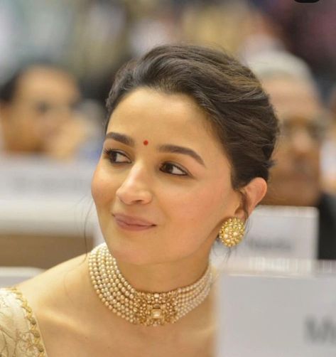 ā (@safeenafirdausi) / X Bollywood Celebrity Jewellery, Celebrity Jewelry Indian, Alia Bhatt Jewellery, Alia Hairstyles, Pearl Necklace With Saree, Hair Styles For Engagement Brides, Makeup Looks Indian, Alia Bhatt Hairstyles, Hair Style On Saree