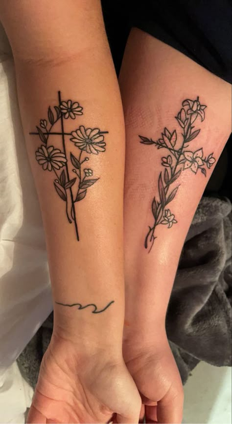 Christian Womens Tattoos, Christian Friend Tattoos For Women, Forarm Tattoos Woman With Meaning, Cross And Sunflower Tattoo, Cross With Daisy Tattoo, Pretty Flower Tattoos For Women, Christian Mother Daughter Tattoos, Matthew 11:28 Tattoo, Cross With Sunflower Tattoo