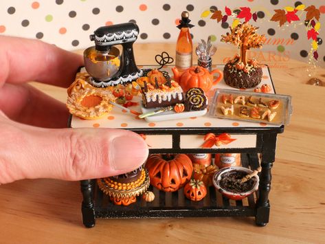 Paris Miniatures: Miniature Table for Halloween / Autumn - Custom Or... Miniatures Halloween, Halloween Houses, Miniature Table, Dollhouse Halloween, Miniature Halloween, Haunted Dollhouse, Halloween Fairy, Halloween Miniatures, Halloween Village