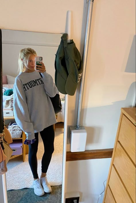 Fall Fit Leggings, College Lazy Day Outfits, Relaxed College Outfits, Winter College Class Outfit, Long Sleeve Leggings Outfit, Crew Neck And Leggings Outfit, Simple School Outfits Leggings, Leggings And Hoodie Outfit Casual, Legging And Sweatshirt Outfit