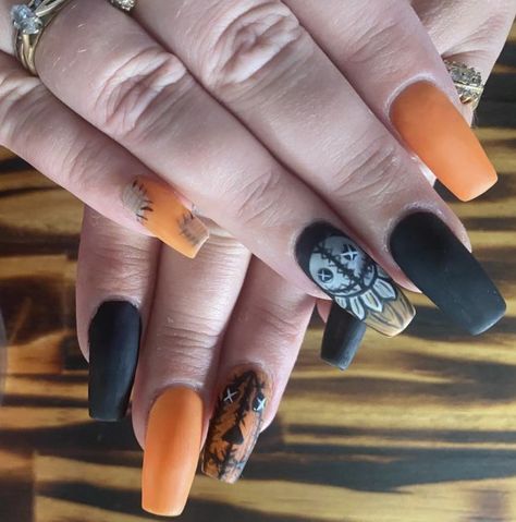 These coffin-shaped nails feature a spooky Halloween design with matte black and orange backgrounds. The nails have stitched patterns, creepy face art, and Halloween details. Nail Designs Orange, Orange Backgrounds, Creepy Face, Spooky Halloween Designs, Halloween Manicure, Creepy Faces, Coffin Shape Nails, Halloween Nail Designs, Halloween Nail