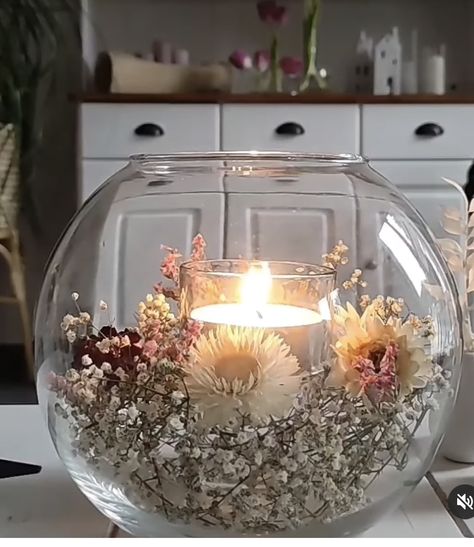 Bubble Ball Vase Centerpiece, Fishbowl Decor Ideas, Round Table Party Centerpiece, Fishbowl Flower Centerpiece, Fishbowl Vase Centerpiece, Flowers In Fish Bowl Vase, Large Glass Bowl Centerpiece Ideas, Fish Bowl Flower Centerpiece, Round Bowl Decor Ideas