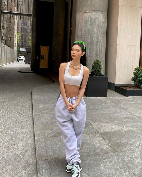 @punk_salami • Instagram photos and videos Crop Top And Joggers Outfits, Jenny Lin Outfits, Womens Joggers Outfit, Jenny Lin, Joggers Outfit Women, Joggers Outfit, Street Style Edgy, Bralette Crop Top, Women Street