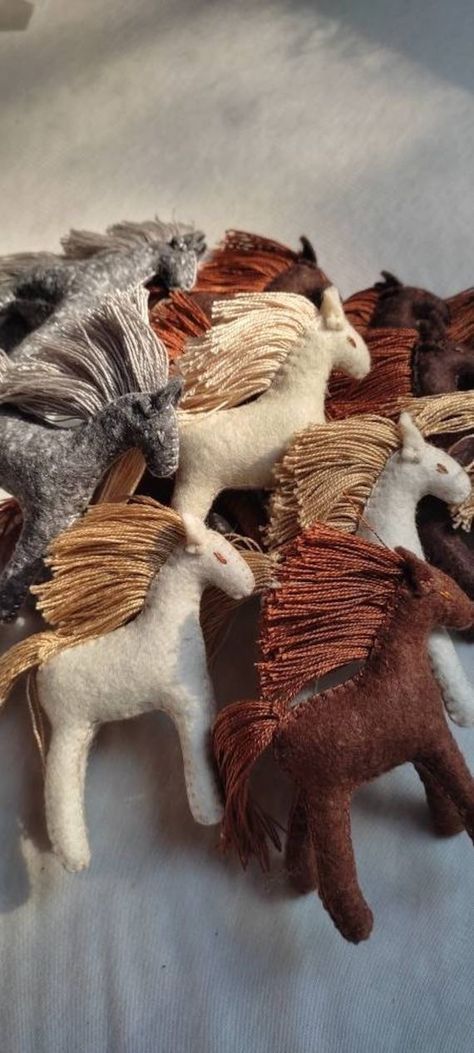 Felt Horse, Stuffed Horse, Horse Foal, Toy Horses, Eco Toys, Smink Inspiration, Felt Pattern, Creation Couture, Wool Crafts