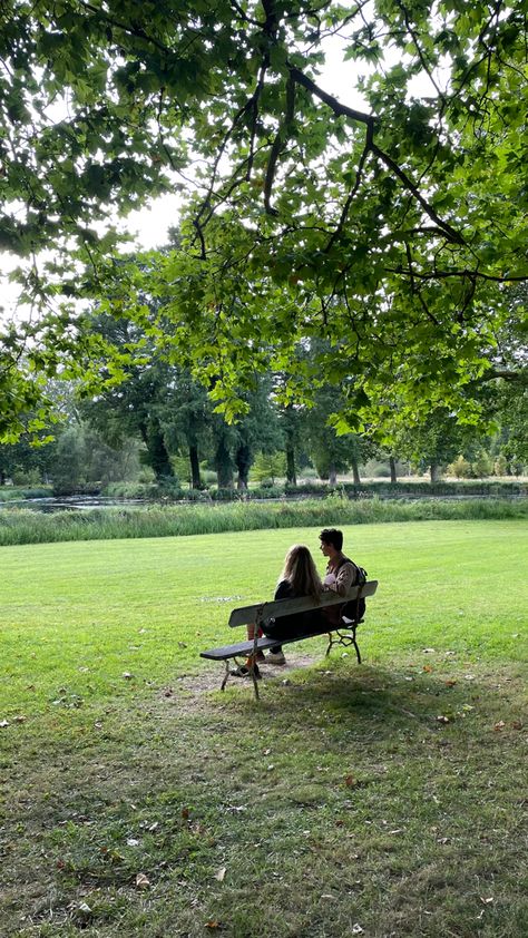 nature + France + Paris + jardins + friendship + couple + goals Couple On A Bench Aesthetic, Couple On Bench, Friendship Couple, Aesthetic Books, France Paris, Park Bench, Paris France, Couple Goals, Bench