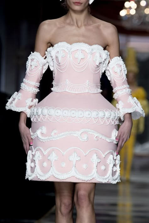 Moschino 2020, Cake Costume, Rococo Fashion, Dress Cake, Marie Antoinette, Milan Fashion, Outfits Casuales, Costume Design, Milan Fashion Week