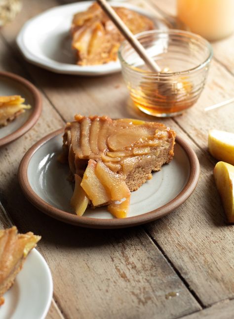 Upside Down Honey Apple Cake (Gluten Free, No Refined Sugar, Vegan Friendly) Apple Cake Gluten Free, Gluten Free Apple Cake, Healthy Apple Cake, Vegan Gluten Free Cake, Upside Down Apple Cake, Gluten Free Dessert, Honey Crisp, Cake Gluten Free, Dairy Free Yogurt