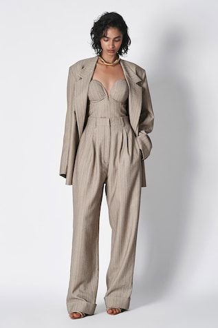 Grey blazer with stripe pattern and lapel collar. Paired with a matching pant and grey striped corset. - Aza Fashions Graduation Women Suit, Grey Blazer Outfit Casual, Grey Suit Women, Tailored Suit Women, Sept Wedding, Blazer For Women, Fall Pants, Set Outfits, Blazer Outfit