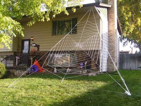 How to:  Giant Spider Web! I've seen a lot of these- I've always wanted to make one. #Halloween Giant Spider Web, Halloween Tricks, Cheap Halloween Decorations, Halloween Diy Outdoor, Halloween Spider Decorations, Homemade Halloween Decorations, Giant Spider, Halloween Decorations Diy Outdoor, Cheap Halloween