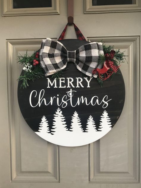 round merry hanger Christmas Door Signs, Hanger Christmas, Round Signs, Door Signs Diy, Farmhouse Crafts, Wooden Door Signs, Christmas Signs Wood, Signs Diy, Christmas Door Hanger