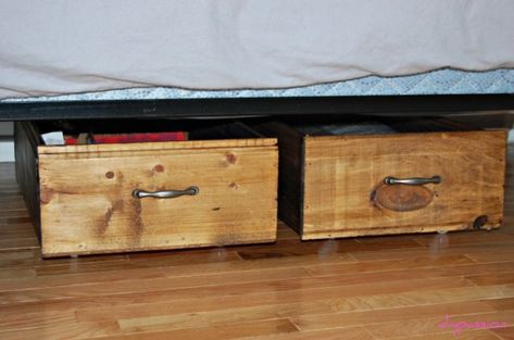 Remodelaholic | Build Your Own Rolling Under-Bed Storage Crates Rolling Underbed Storage, Drawers Diy, Diy Storage Bed, Under Bed Storage Boxes, Storage Crates, Underbed Storage Drawers, Storage Solutions Bedroom, Diy Room Divider, Underbed Storage