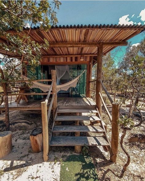 Mountain Tree House, Small Bamboo House, Bamboo House Design, Eco Buildings, Hippie Homes, Bamboo House, Bohemian Lifestyle, Tropical House, Beach House Design