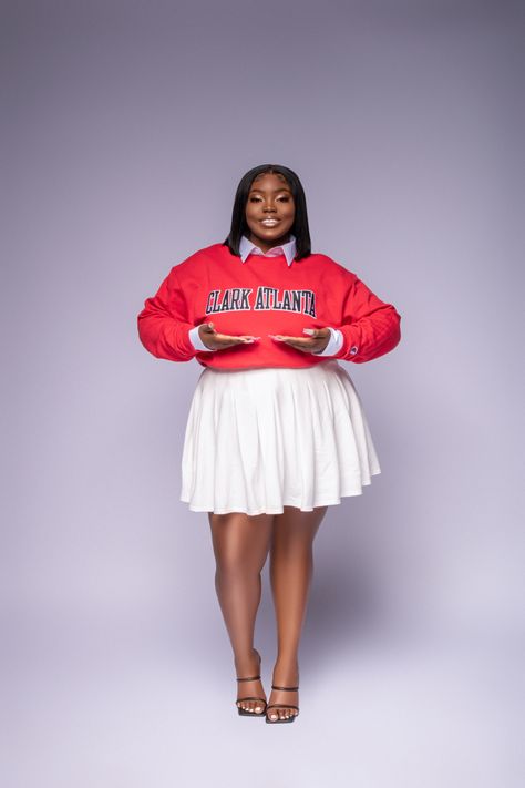 Pleated Skirt And Sweatshirt Outfit, Sweatshirt Graduation Pictures, College Sweatshirt Graduation Pictures, Sweater And Skirt Graduation Pictures, Sweatshirt And Skirt Graduation Pictures, Decision Day Photoshoot, Hbcu Grad Photoshoot, Skirt And Sweatshirt Outfit, Graduation Pictures Hbcu