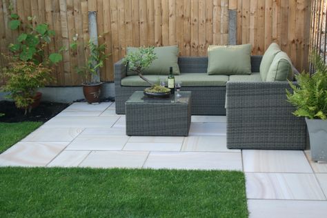 Budworth Sawn Sandstone used to create a relaxing corner. Thanks to Derek of Oliver Paving, Widnes for this picture. Corner Decking, Corner Patio Ideas, Flat Fireplace, Paved Garden, Garden Ides, Corner Patio, Relaxing Corner, Wedding Yard, Indian Sandstone