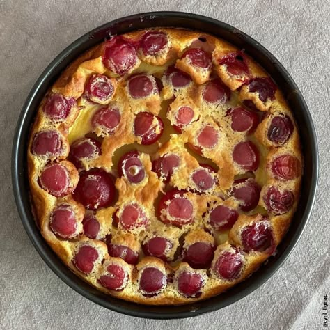 Le clafoutis aux cerises de Cyril Lignac se déguste au goûter ou à la fin d’un repas. Le must ? Des fruits cueillis dans le jardin pour une préparation maison minute. Strawberry Clafoutis, Desserts With Biscuits, Recipe Example, Chocolate Dessert Recipes, Food Names, Cinnamon Buns, Yummy Sweets, Recipe Images, Chef Recipes