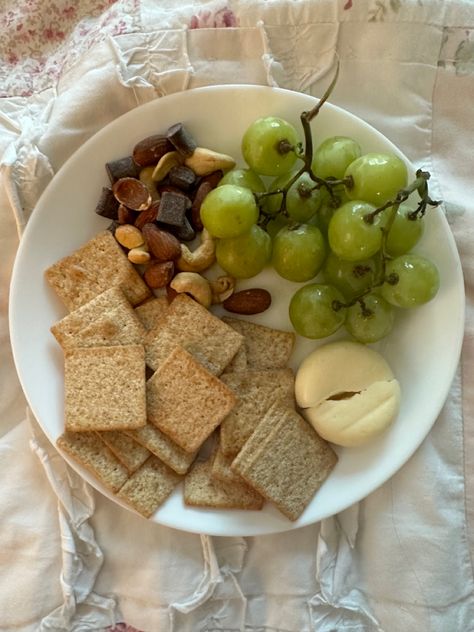 Super Healthy Snacks Clean Eating, Snack Plate Healthy, Healthy Snack Plate Ideas, Balanced Snack Ideas, Vegan Snack Plate, Snack Plate Aesthetic, Aesthetic Snack Ideas, Snack Plate Lunch, Healthy Snack Plate