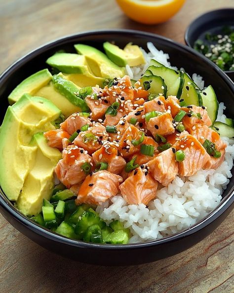 Salmon Recipes Rice Bowl, Spicy Salmon Recipes, Canned Salmon Salad, Kani Salad, Canned Salmon, Can Salmon, Healthy Low Calorie Meals, Salmon Bowl, Calorie Meals