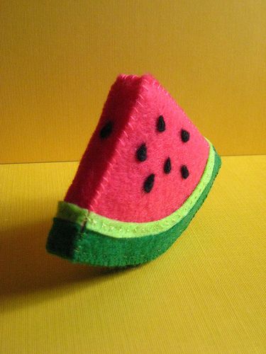 Felt watermelon slice | This cute watermelon slice is one of… | Flickr Felt Watermelon, Felt Food Diy, Felt Food Patterns, Felt Cupcakes, Felt Fruit, Felt Keychain, Cute Watermelon, Felt Play Food, Watermelon Slice