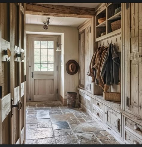 Boot Room Ideas Entrance Porches, English Country Boot Room, Mountain Entryway Ideas, Rustic Boot Room, Mushroom Entryway, Rustic Farmhouse Mudroom, Foyer Mudroom Entry Ways, Hall D’entree, Western Mudroom