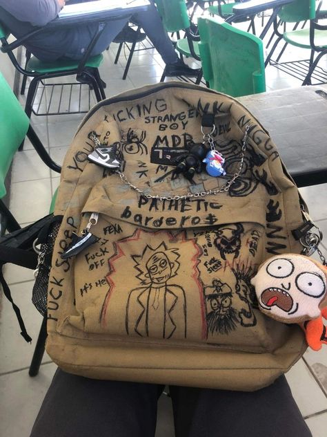 Vintage Things To Buy, Drawing On Backpack, Aesthetic Hellokitty, Skater Beanie, Punk Fashion Diy, Backpack Art, Inside My Bag, Graffiti Style Art, Backpack Decoration