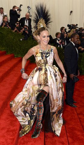 Prepare for big hair, little outfits, and enviable couture creations. Best Met Gala Dresses, Punk Chaos To Couture, Chaos To Couture, Sarah Jessica Parker Style, Gala Themes, Met Gala Outfits, Met Gala Dresses, Red Carpet Photos, Punk Looks