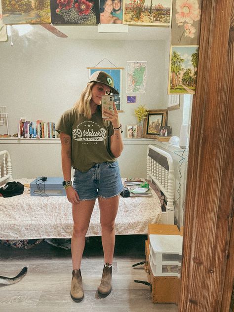 Summer Outfits With Chelsea Boots, Shorts And Blundstones, Summer Outfits With Blundstones, Blundstone Outfit Shorts, Blundstone Outfit Spring, Blundstone Fashion, Blundstone Women Outfit Summer, Blundstones With Dress, Summer Blundstone Outfit