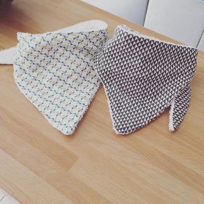 Trop rapides à faire... deux bavoirs bandana pour un bébé qui va avoir du style !! #couture #coutureaddict #sewing #sewinglove #bandana #bavoir #bebe #jecoudspourbebe #couturebebe #couturekids Couture Bb, Knitting Group, Diy Bebe, Kid Styles, Baby Couture, Kids Couture, Creation Couture, Bandana Bib, Couture Sewing