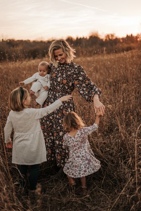 Autumnal Family Photoshoot, Family Pictures Prompts, Golden Hour Fall Photos, Golden Hour Family Photos Outfits, Fall Sunset Family Photos, Golden Hour Family Photography, Family Photoshoot Golden Hour, Golden Hour Fall Family Photos, Family Golden Hour Photos