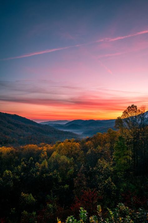 A breathtaking Monday sunrise in the Smoky Mountains!!! Smoky Mountains Vacation, Mountain Landscape Photography, Carolina Mountains, Nature Iphone Wallpaper, Beautiful Skies, Landscape Photography Tips, Mountain Wallpaper, Sunset Pics, Mountain Sunset