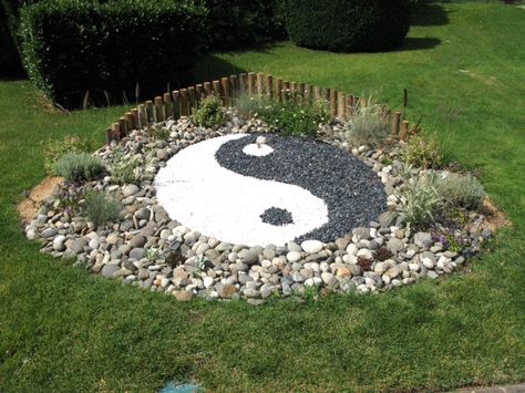 beautiful for front yard garden Ying Yang Rock Garden, Ying Yang Garden, Yin Yang Garden, Feng Shui Garden, Front Flower Beds, Outdoor Bathroom, Yard Landscape, Garden Beautiful, Diy Outdoor Decor