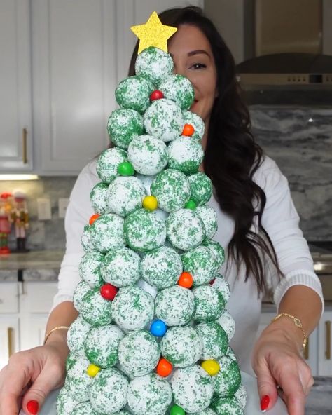 Donut Christmas Tree, Donut Christmas, Gingerbread House Parties, Christmas Donuts, Star Cupcakes, Christmas Entertaining, Donut Holes, Sugar Sprinkles, Christmas Themes Decorations