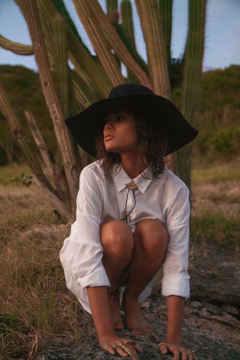 Cactus Photoshoot, Cenit Nadir, Desert Photoshoot Ideas, Desert Photoshoot, Desert Aesthetic, Bohemian Diesel, Ethno Style, Desert Fashion, Chapeau Cowboy