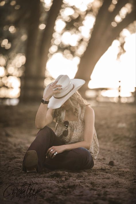 Senior Photo Country, Senior Pictures With Cowboy Hat, Country Style Senior Pictures, Western Portrait Photography, Graduation Pictures Country, Boho Senior Picture Ideas, Cowgirl Birthday Photoshoot, Country Girl Photoshoots, Country Picture Ideas