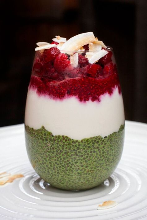 Matcha Chia Pudding with Yoghurt & Raspberry Chia Jam Oatmeal Recipes Baked, Easy Vegan Oatmeal, Vegan Oatmeal Recipes, Raspberry Chia Pudding, Avocado Sauce Pasta, Quick Vegan Breakfast, Vegan Pancakes Easy, Matcha Chia Pudding, High Protein Vegan Breakfast