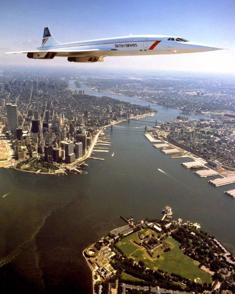 Concorde over New York with Twin Towers Photo Adrian Meredith Concorde Plane, World Trade Center Nyc, On The Wings Of Love, Commercial Plane, Airplane Wallpaper, Passenger Aircraft, British Aircraft, Vintage Aviation, Vintage Airlines