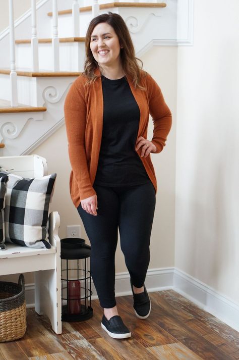 Business Casual Outfits For Women Jeans Plus Size, Casual Plus Size Fall Outfits 2023, Plus Size Comfy Outfits Leggings, Business Casual Leggings Outfit Plus Size, Mom Plus Size Outfits, Plus Size Business Casual Shoes, Black Leggings Plus Size Outfit, Plus Size Outfits Mom, Simple Black Leggings Outfit