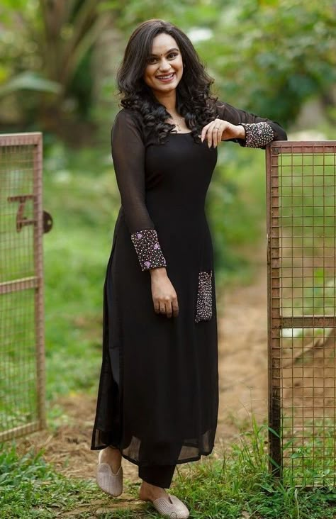 New Churidhar Designs, Black Churidar Designs Simple, Black Churidar Designs Party Wear, Churidhar Designs For Wedding, Sifon Kurti Design, Black Churidar Designs Ideas, Party Wear Kurta Designs Women, Christmas Kurti Ideas, Full Sleeve Churidar Designs