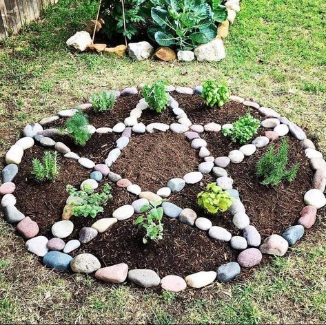 Pentagram Herb Garden, Wiccan Garden Ideas Backyards, Pentagram Garden Design, Pagan Yard Decor, Witchy Patio Ideas, Witchy Backyard Ideas, Witchy Apothecary Kitchen, Goth Garden Aesthetic, Pentagram Garden