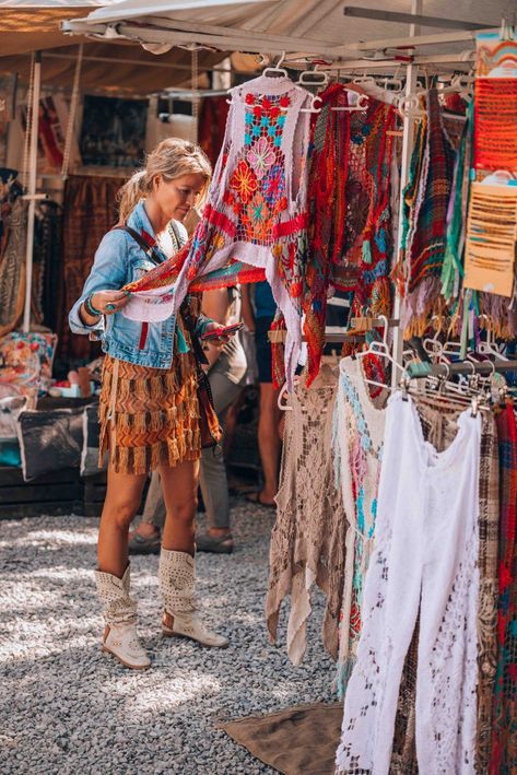 The best finds you should get from the Ibiza hippie market this year Ibiza Rocks Outfit, Ibiza Fashion Outfits, Ibiza Old Town Outfit, Annie’s Ibiza Dresses, Ibiza Old Town Aesthetic, Ibiza Hippy Market, Boho Market, Look Hippie Chic, Hippie Lifestyle