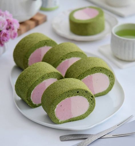 Swiss Roll Aesthetic, Matcha Swiss Roll, Asian Bakery, Roll Cakes, Swiss Roll, Roll Cake, Favorite Picture, Sweet Roll, Bread Cake