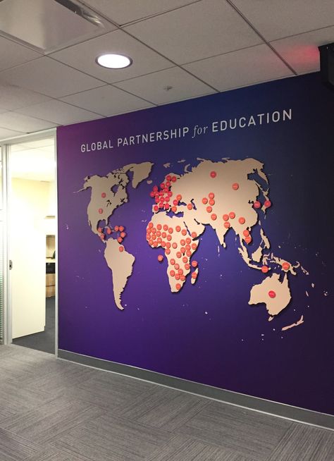 World Map Installation, Office Map Design, Interactive Walls Office, World Map Mural, Global Map, Food Logo Design Inspiration, Office Wall Design, Map Murals, Museum Exhibition Design